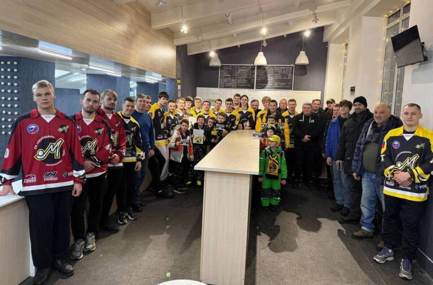 Болельщики ХК «Мурмана» получили подарки от команды
