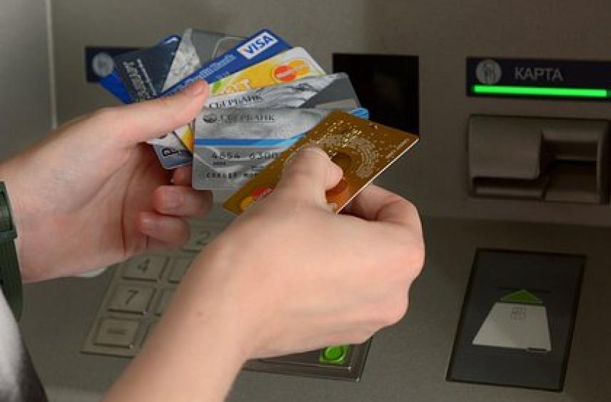 В Госдуме предложили отменить комиссию на переводы родственникам