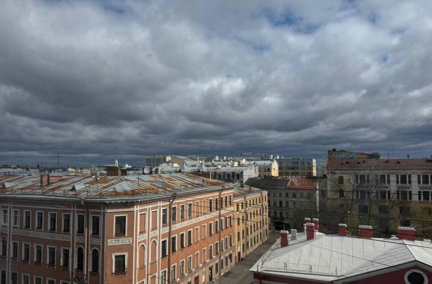 В Петербурге сохранится плюсовая погода и плотная облачность