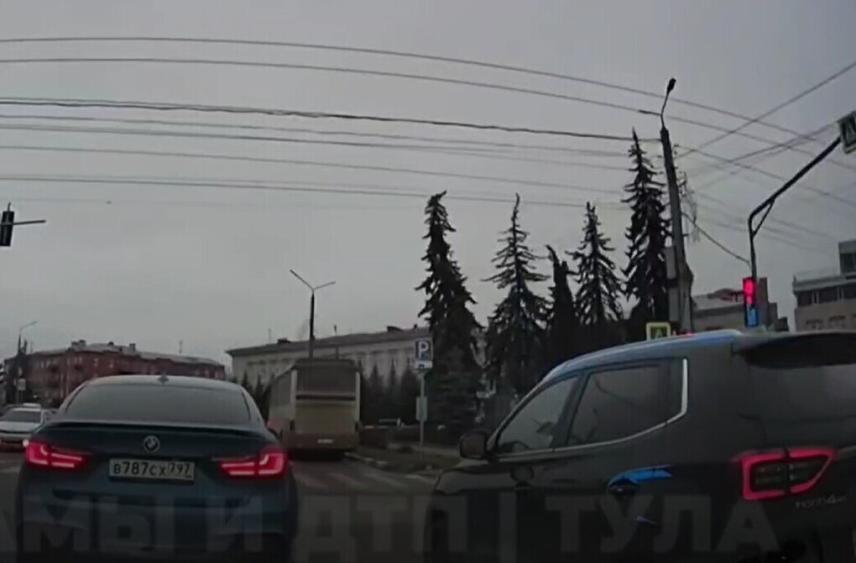 В соцсетях показали видео инцидента с &#34;чудиком&#34; около цирка в Туле