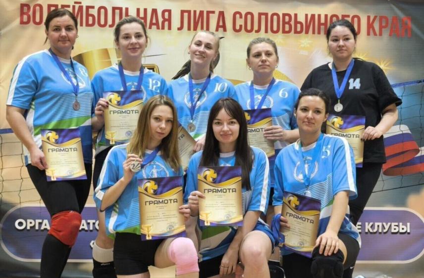 Курские работницы суда вышли в лидеры на соревнованиях по волейболу