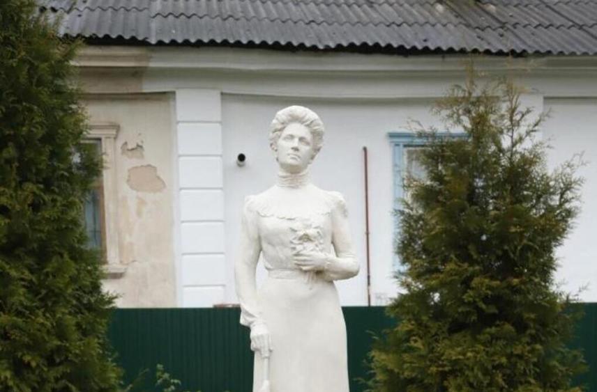 В калужском Ахлебинино открылся памятник Ирине Коншиной-Реутовой