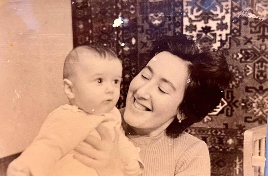 Губернатор Хинштейн поздравил курян с Днем матери