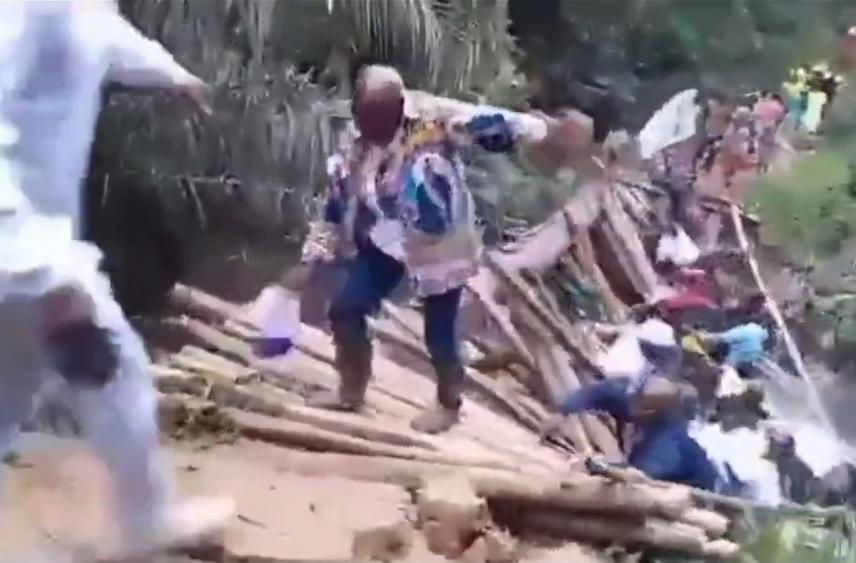 Деревянный мост за $2 млн рухнул в первый же день