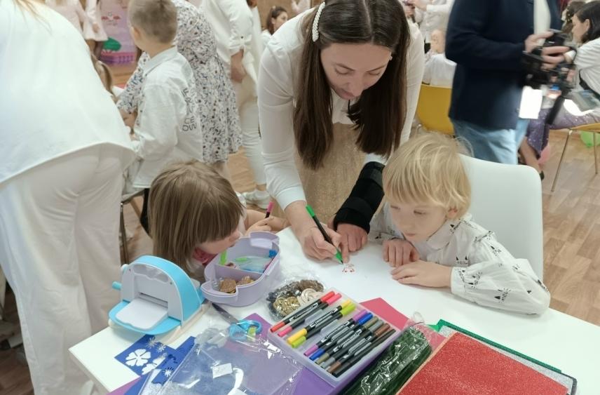 Гатчинский «Мама Фест» собрал более сотни женщин в белых одеждах