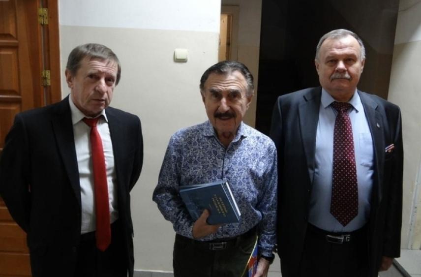 Леониду Каневскому подарили книгу о резонансных делах Липецкой области