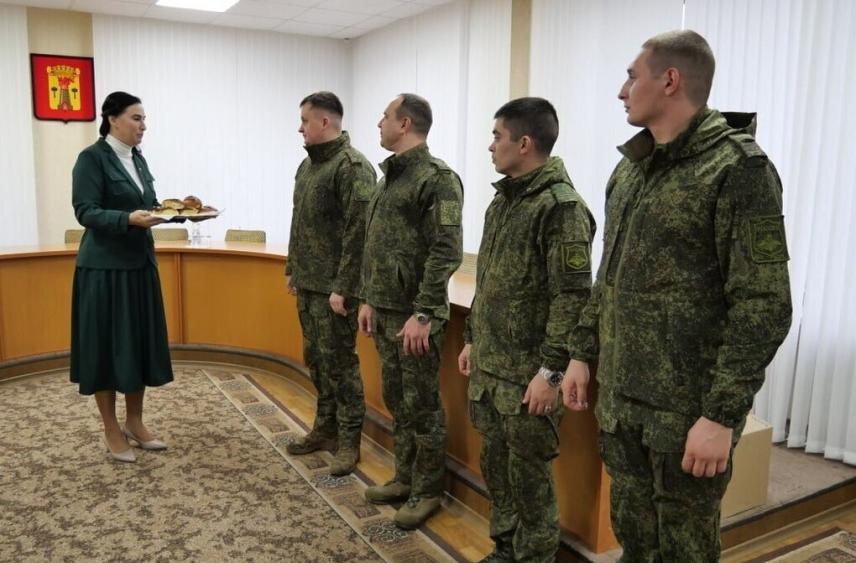 Глава Луганска Яна Пащенко в День матери встретилась с военнослужащими