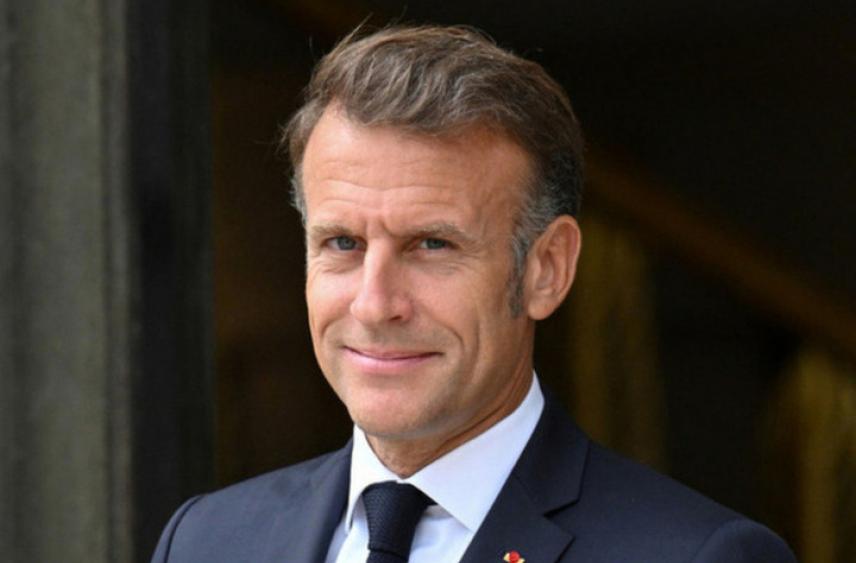 Неожиданно военнослужащий ушел со сцены, когда выступал Макрон