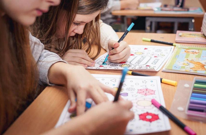 Волонтеры помогли запорожским школьникам создать подарки для мам