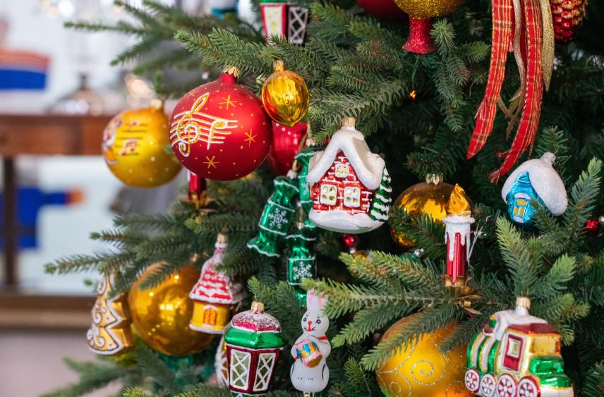 Советские игрушки и картины: в Серпухове открылась новогодняя выставка