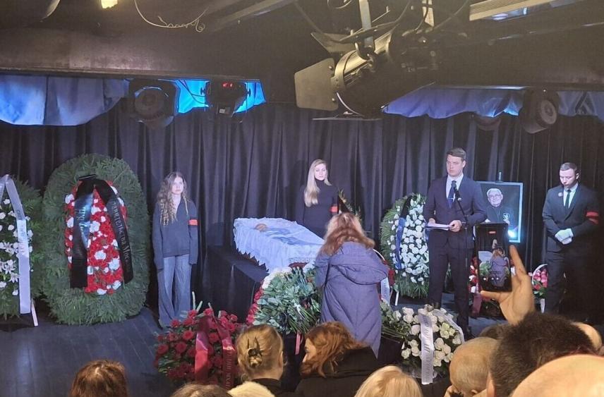 Молча поклонилась гробу и ушла: Клара Новикова появилась на прощании с Шиловским без речей