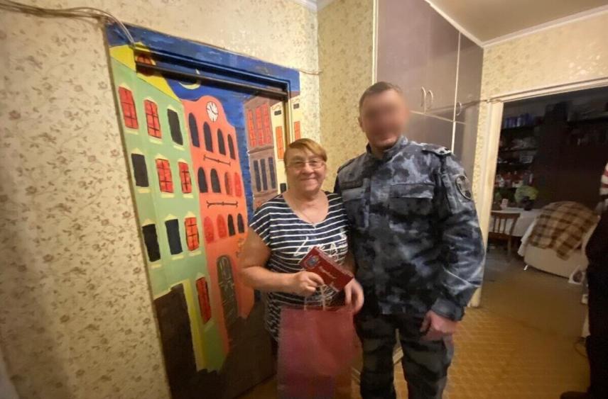 Псковские росгвардейцы поздравили мам, вырастивших героев