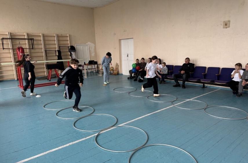 В Верхнерогачикской школе №1 семейные старты посвятили Дню матери