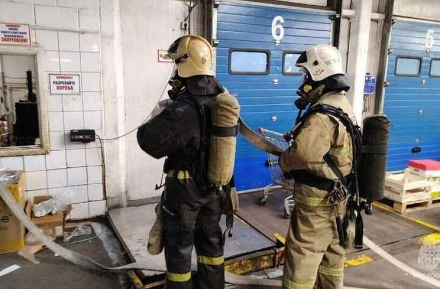 Спасатели потушили условный пожар в ТЦ Курска