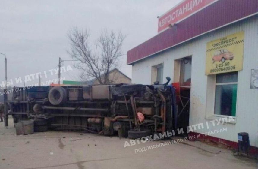 Под Тулой таран грузовиком автостанции спровоцировал &#34;пьяный Golf&#34;