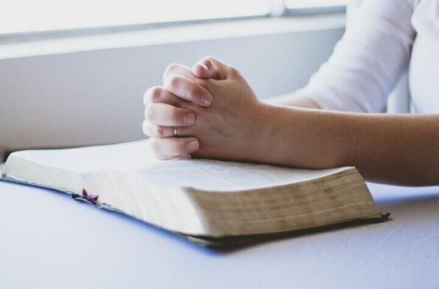 Священник объяснил, можно ли просить Бога о наказании обидчиков