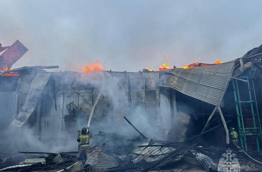 В Махачкале полностью потушили пожар в мебельном цехе