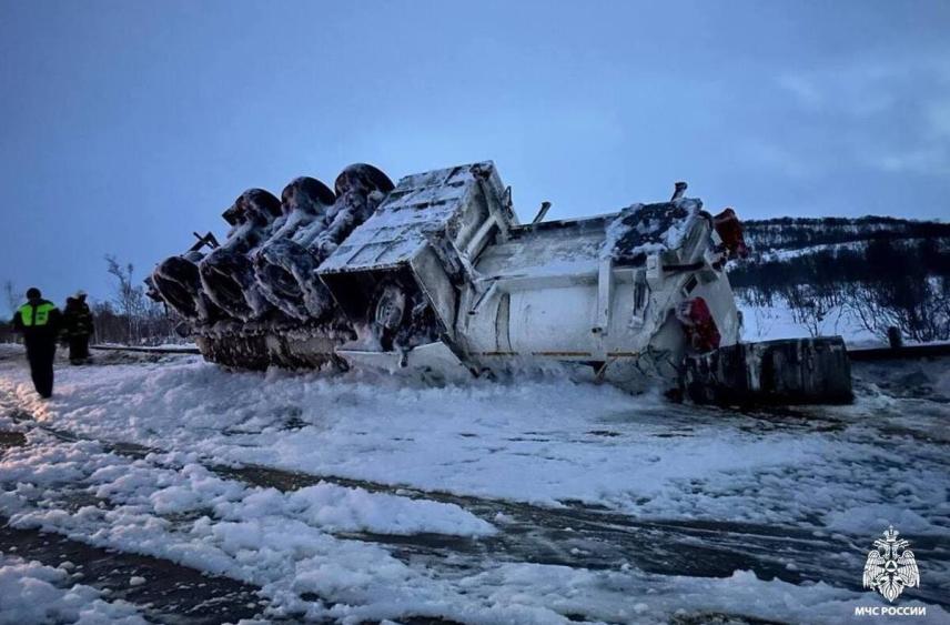 На трассе «Кола» перевернулся бензовоз и разлил топливо