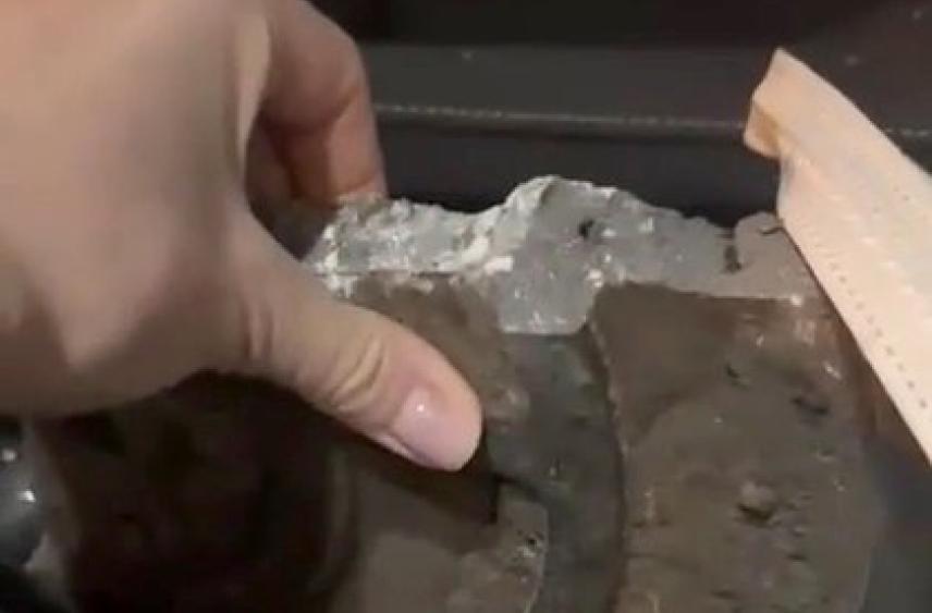 В российском городе осколок люка пробил стекло машины с матерью и детьми