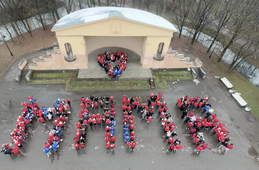 Ребята из «Молодой Гвардии» и «Волонтерской Роты» трогательно поздравили петербурженок