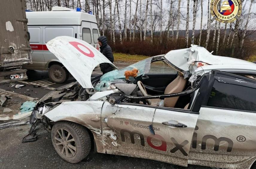 В Моргаушском округе женщина за рулем такси въехала в стоящий грузовик