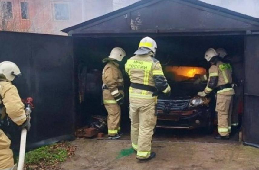 В Элисте спасатели Калмыкии ликвидировали пожар в гараже