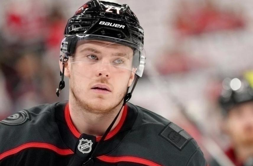 Гол орловского хоккеиста Никишина помог «Каролине» одержать победу в матче НХЛ