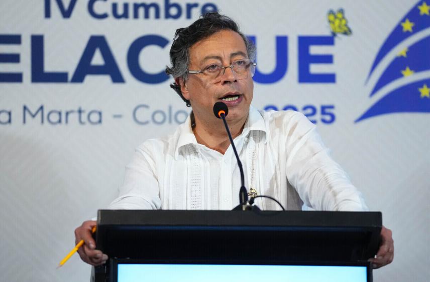 Петро назвал незаконным закрытие неба над Венесуэлой