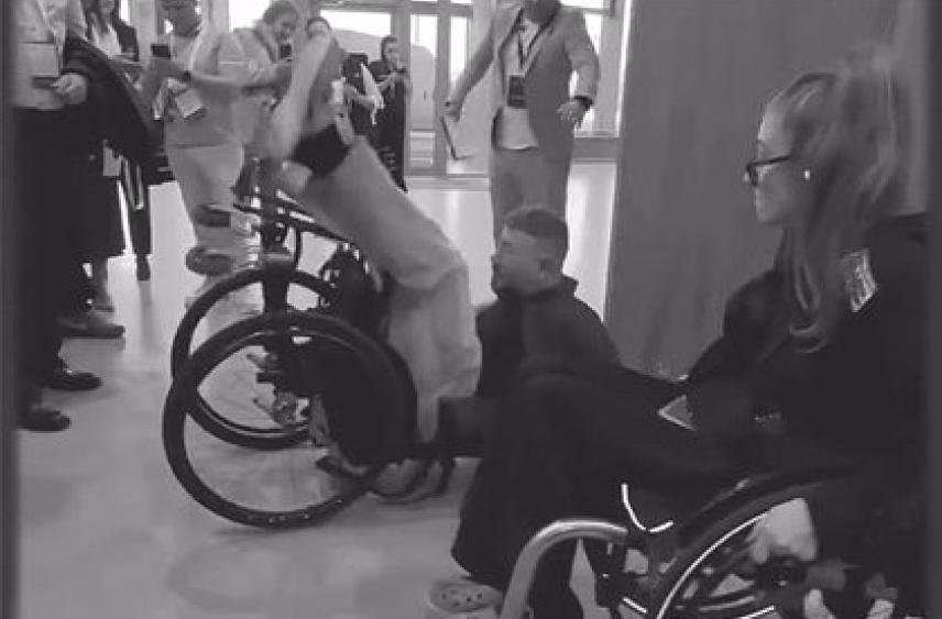 Артемий Лебедев упал с инвалидной коляски