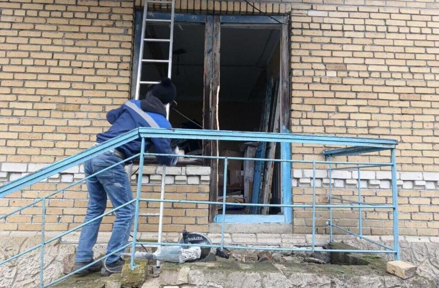 Строители из Марий Эл обновили окна и двери в детском саду села Шевченковское