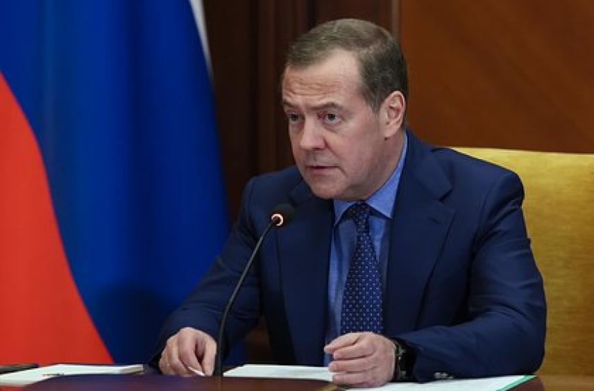 Медведев назвал средним пальцем для США слова Зеленского о референдуме